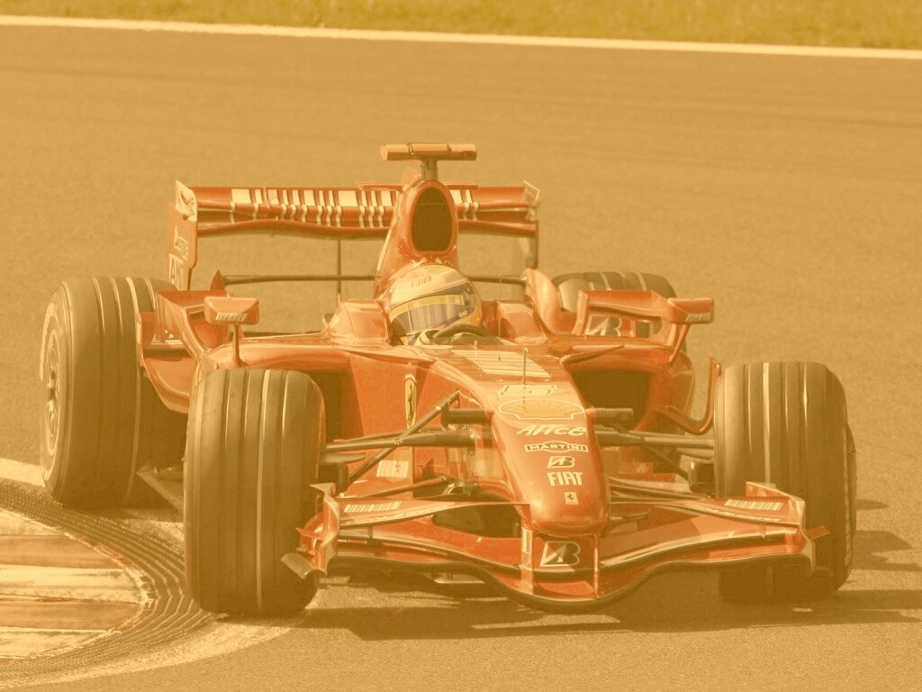 Болид Формула 1 на повороте обои