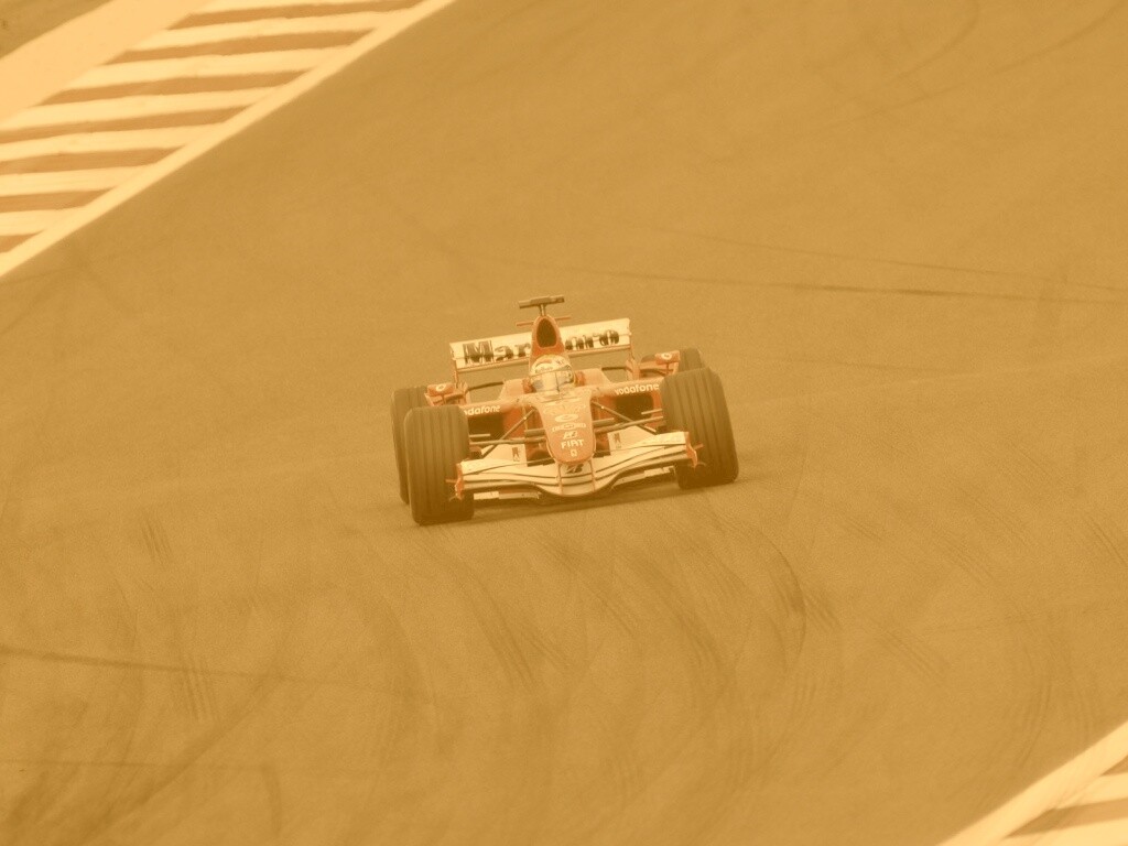 Болид на тарссе обои