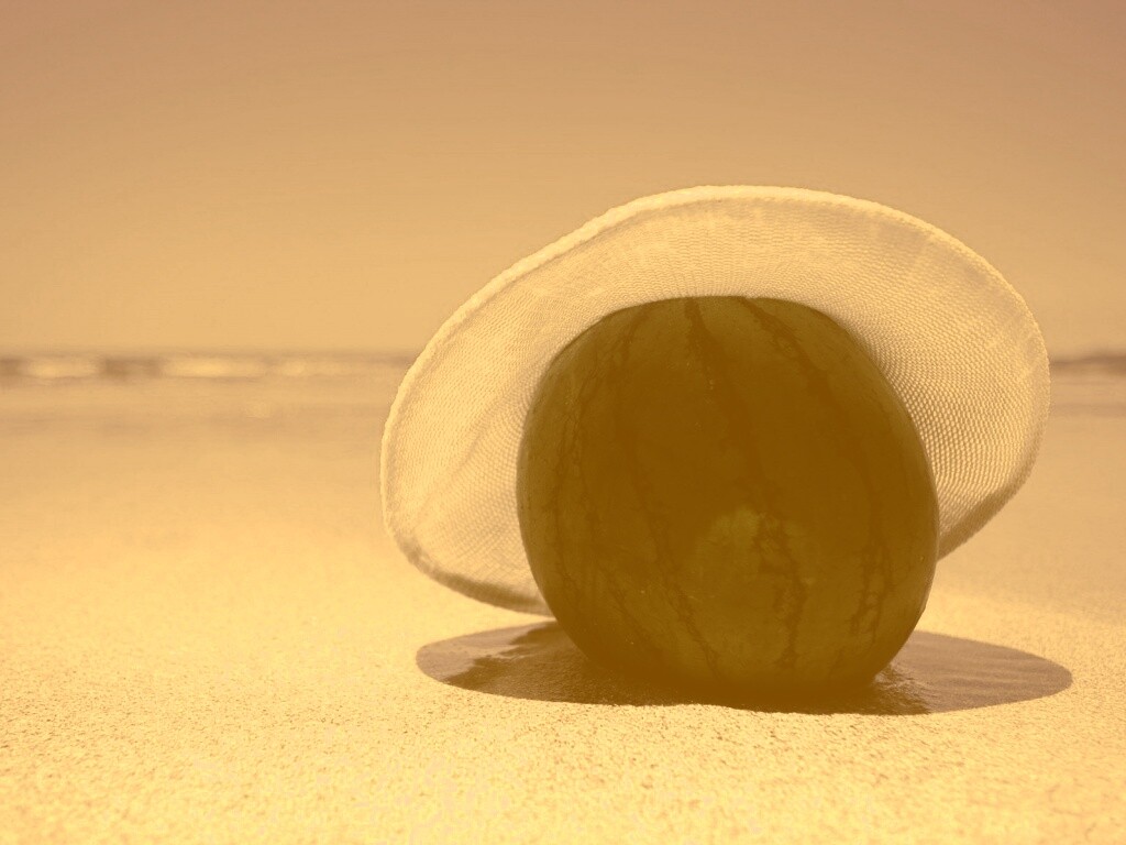 Арбуз в летней шляпке на пляже обои