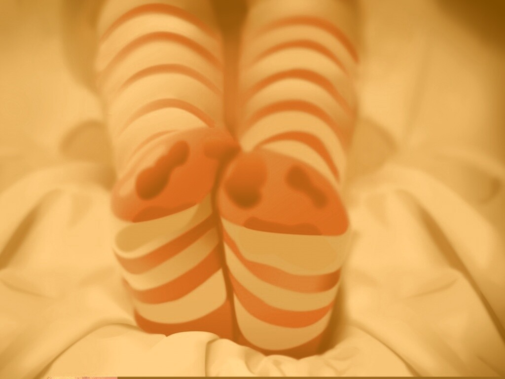 Ножки в полосатых чулках обои