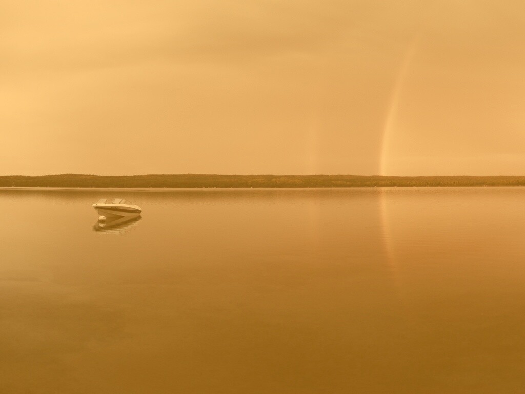 Катер на озере обои