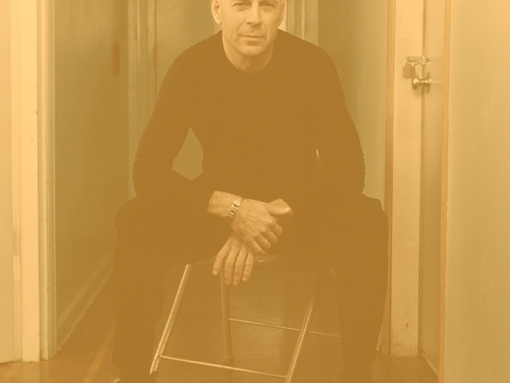 Брюс Уиллис на раскладном стуле обои