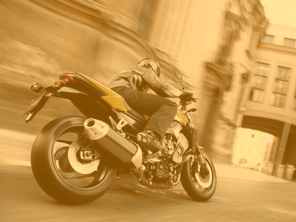 Ямаха и наездник на улицах города обои