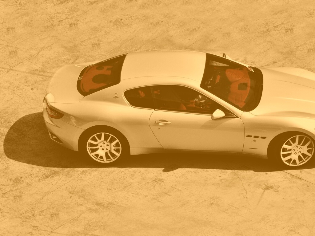 Белая мазерати на солнцепеке обои