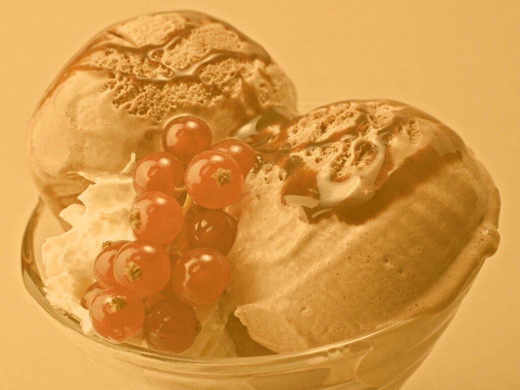 Шоколадное мороженое со смородинкой обои