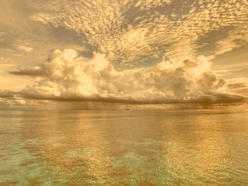 Тучи над морем обои