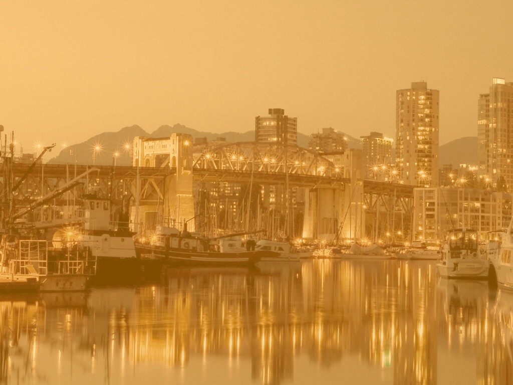 Мост и катера на закате обои