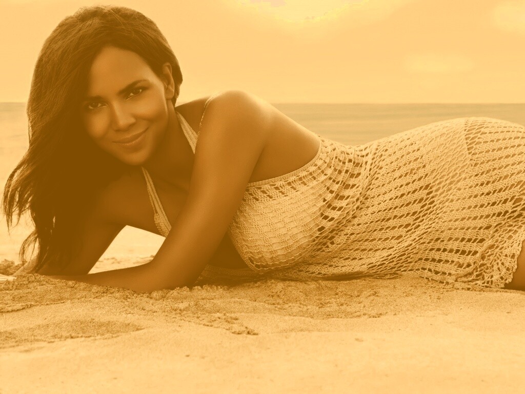 Холли Берри на пляже обои