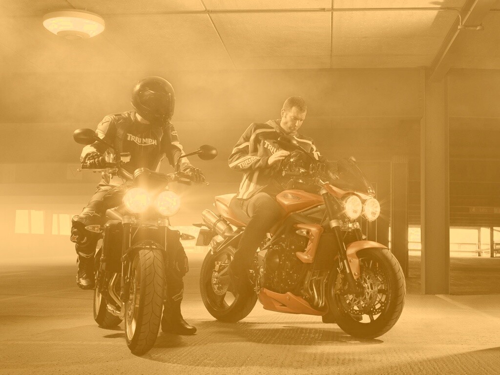 Мотоциклисты на парковке обои