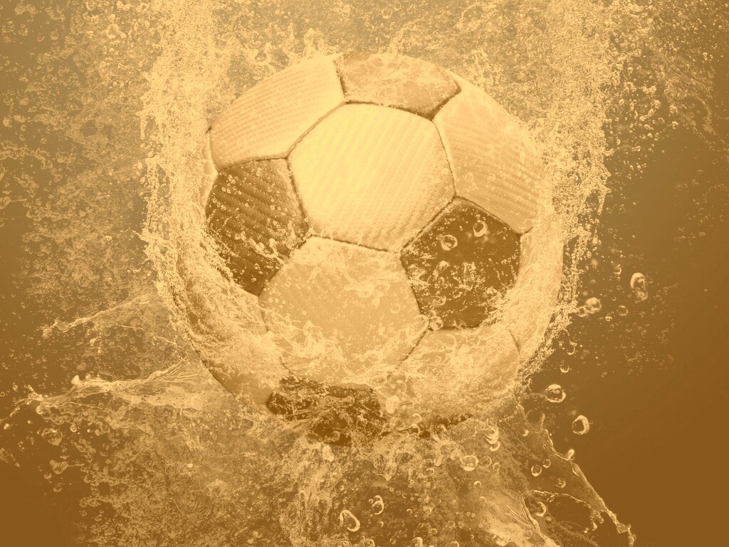Футбольный мяч в воде обои