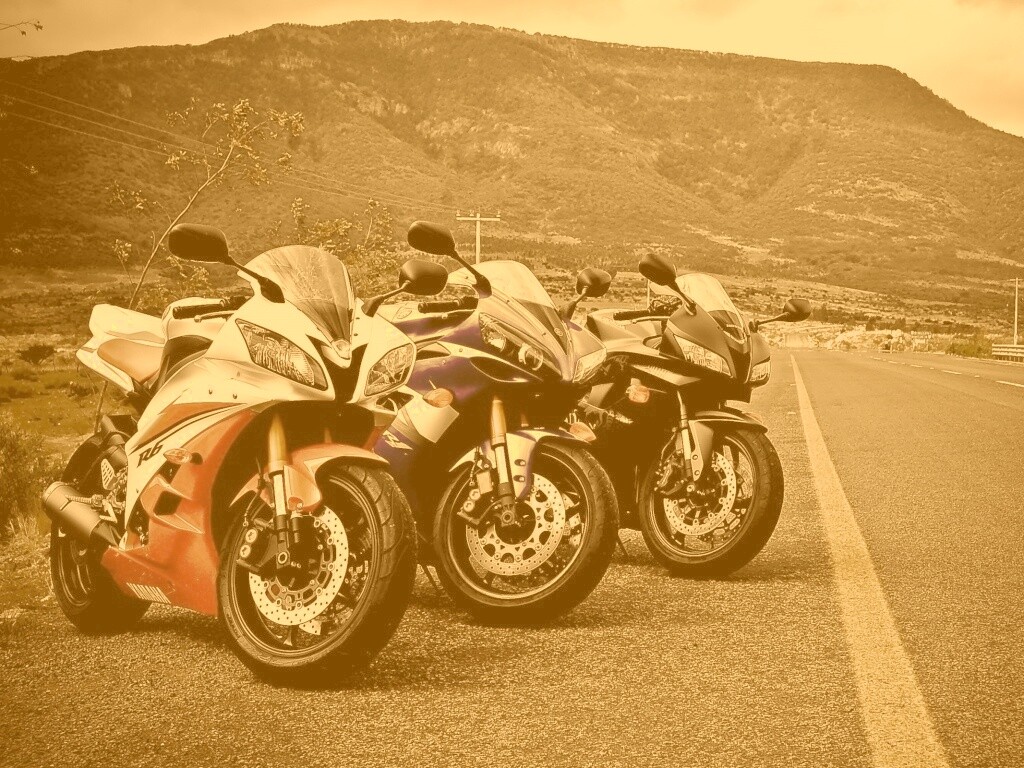 Раллийные мотоциклы на дороге обои