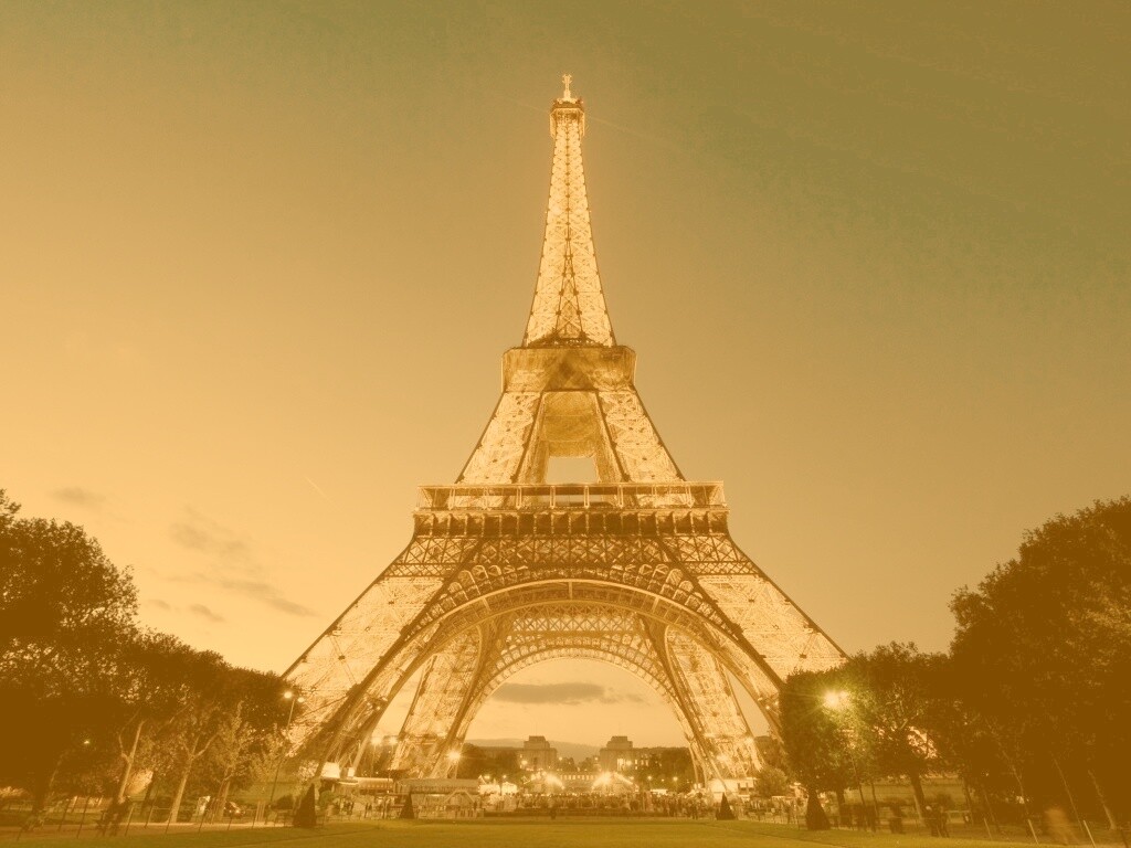 Светящаяся эйфелева башня обои