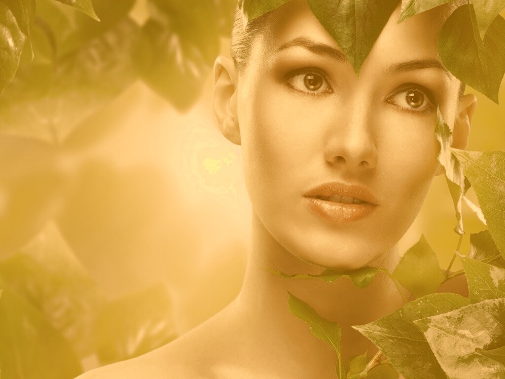 Девушка с зелеными листьями обои