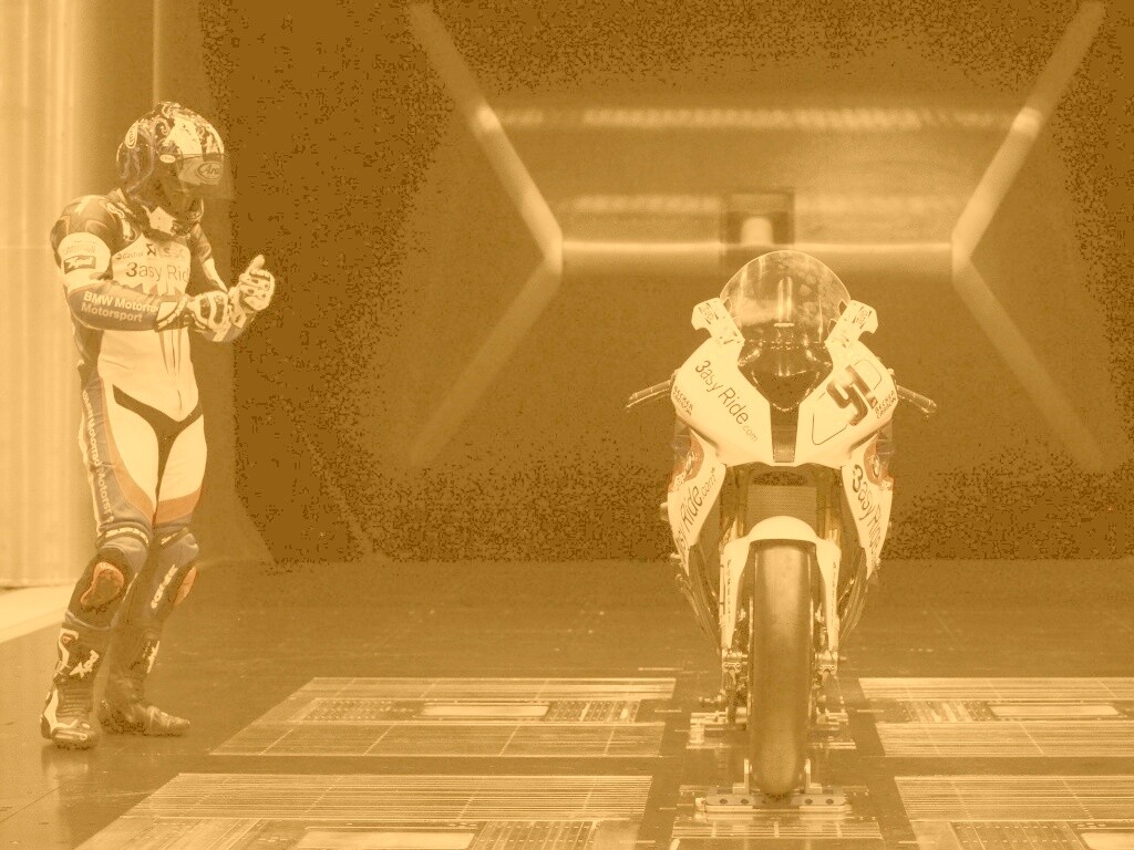 Мотоцикл на тестовом стенде обои