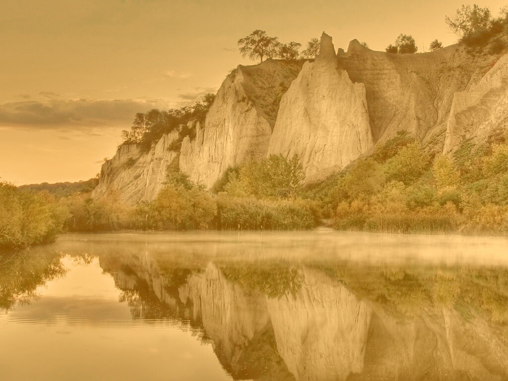 Скалы над озером обои