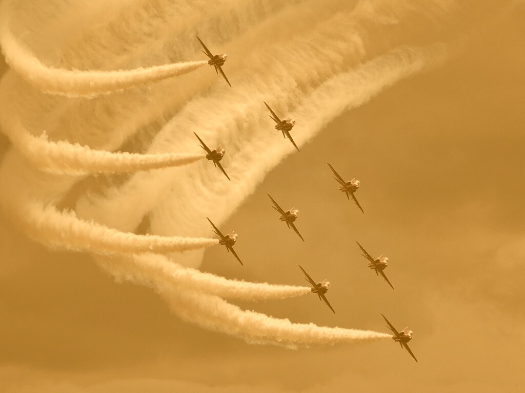 Красивая эскадра самолетов на авиашоу обои