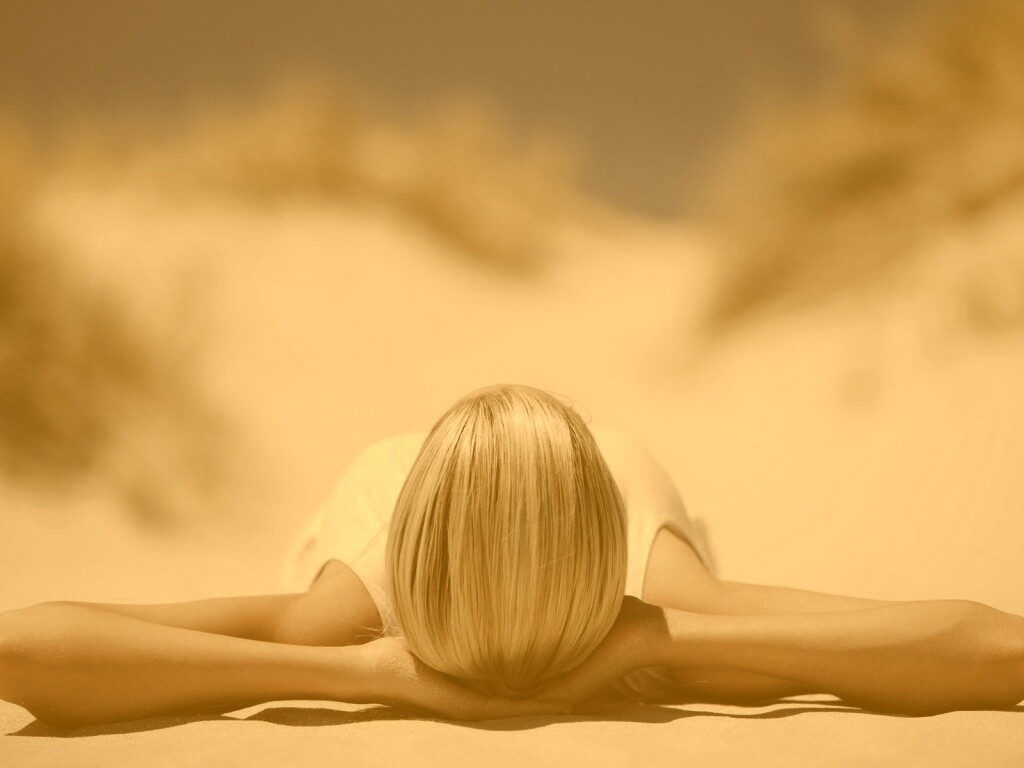 Девушка на солнце обои