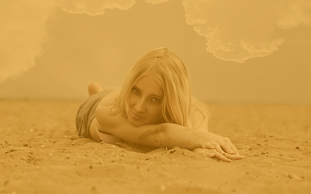 Девушка на пляже обои