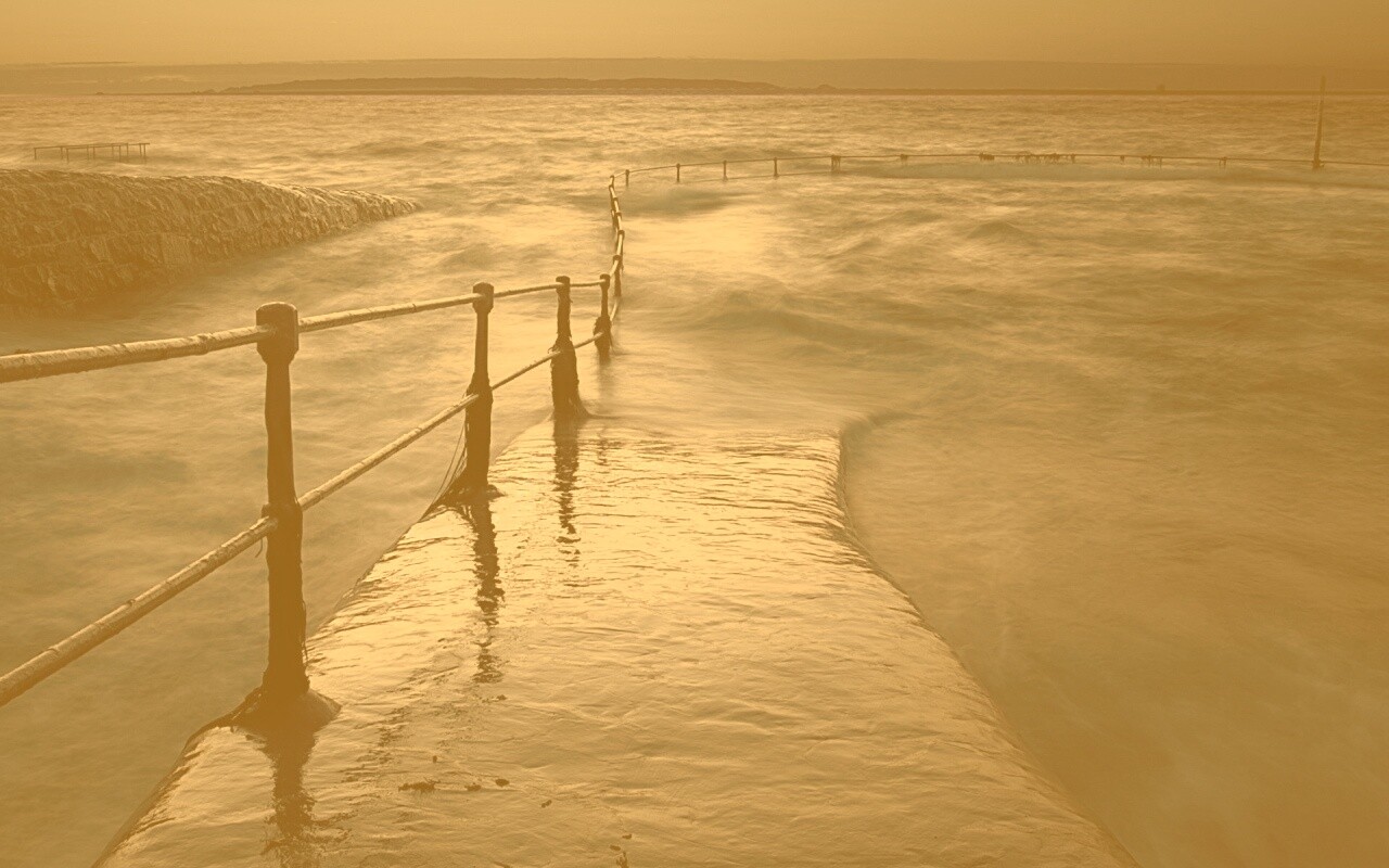 Пирс уходящий в море обои