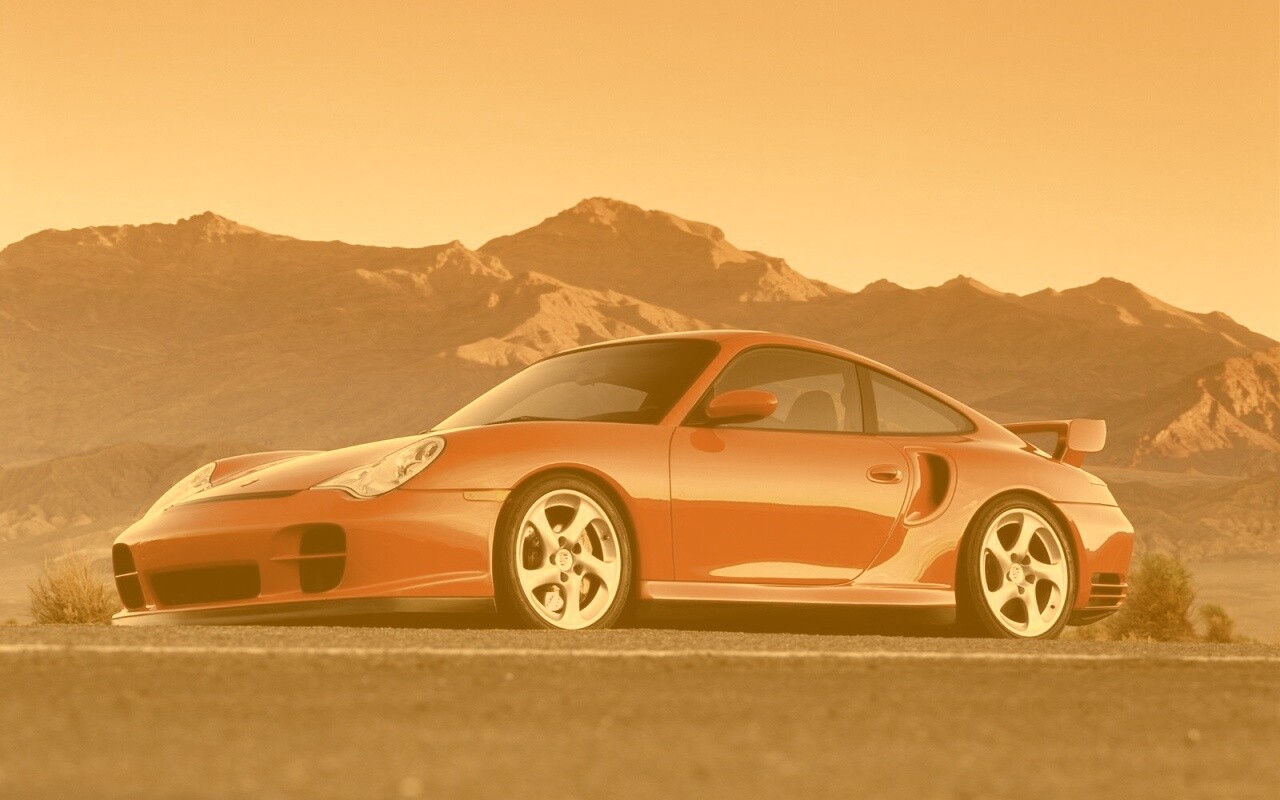 Красный Порше на фоне гор обои