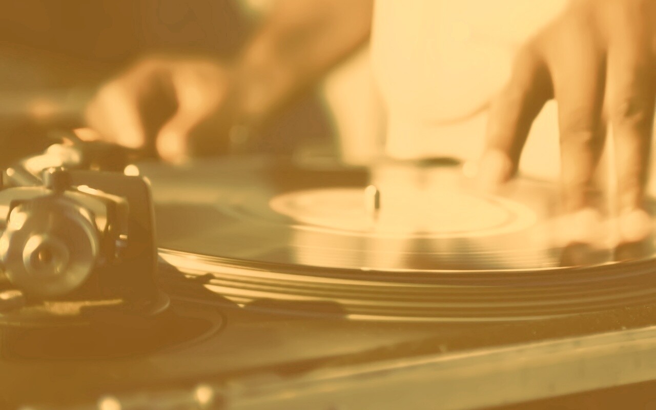 Винил на диджейском пульте обои