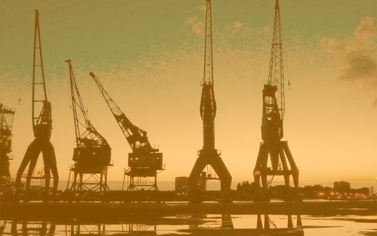 Силуэты портовых кранов обои