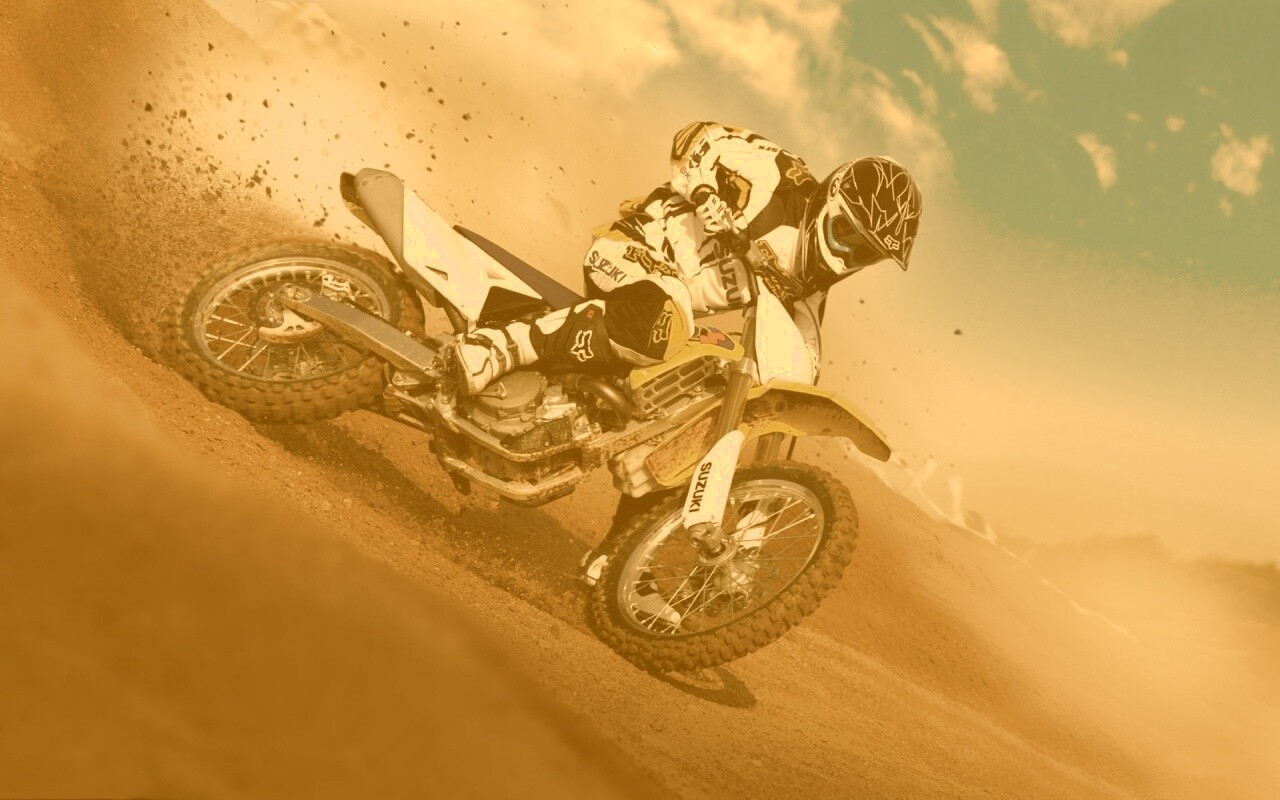 Мотоциклист на кроссовом байке обои