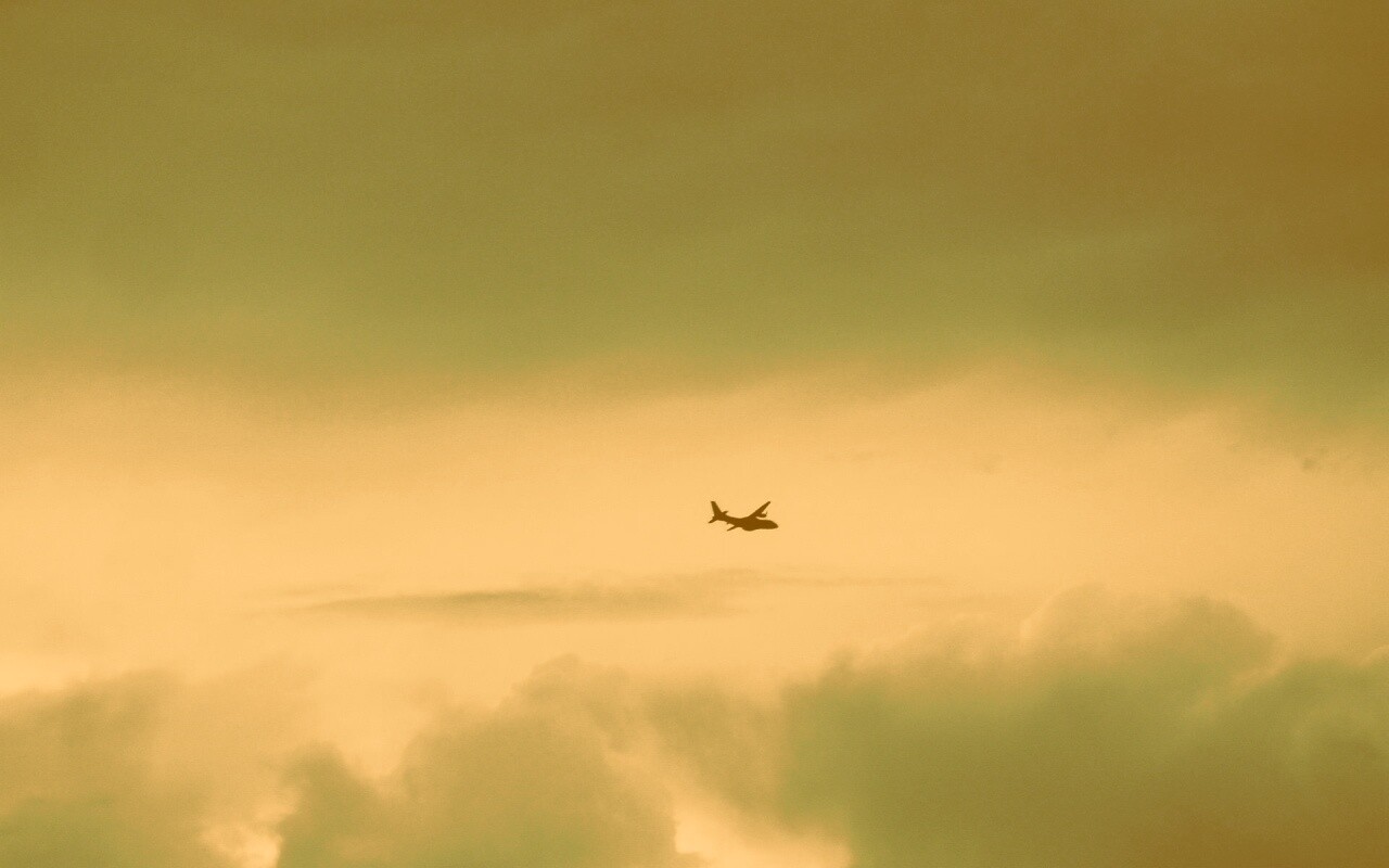 Самолет в небе обои