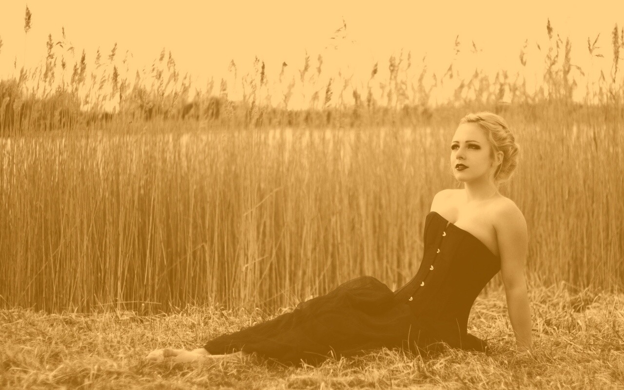 Девушка на траве в черном корсете обои