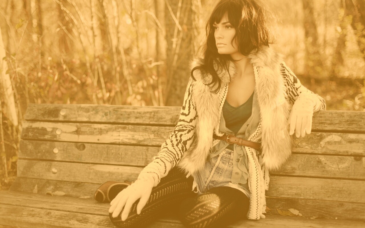 Красивая девушка сидит на скамейке обои