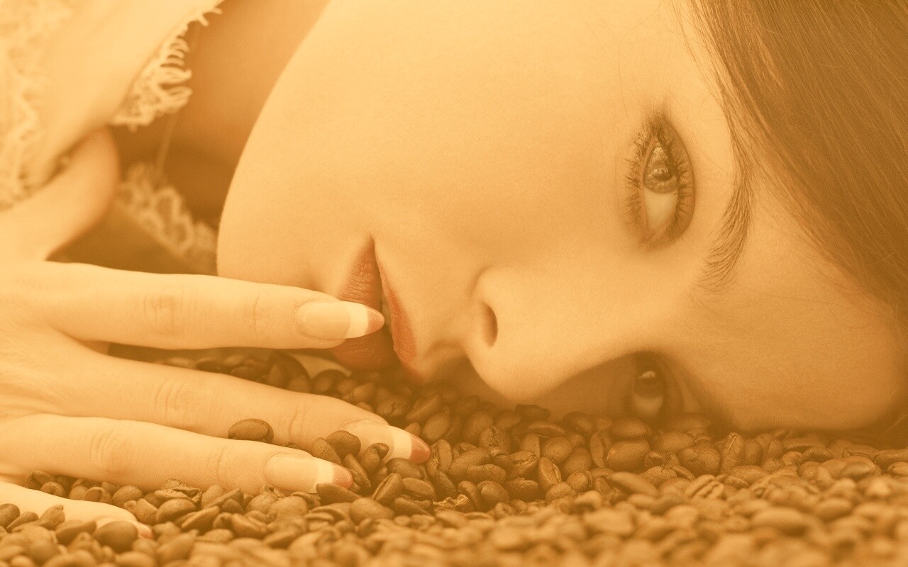 Соблазнительная девушка с кофейными зернами обои
