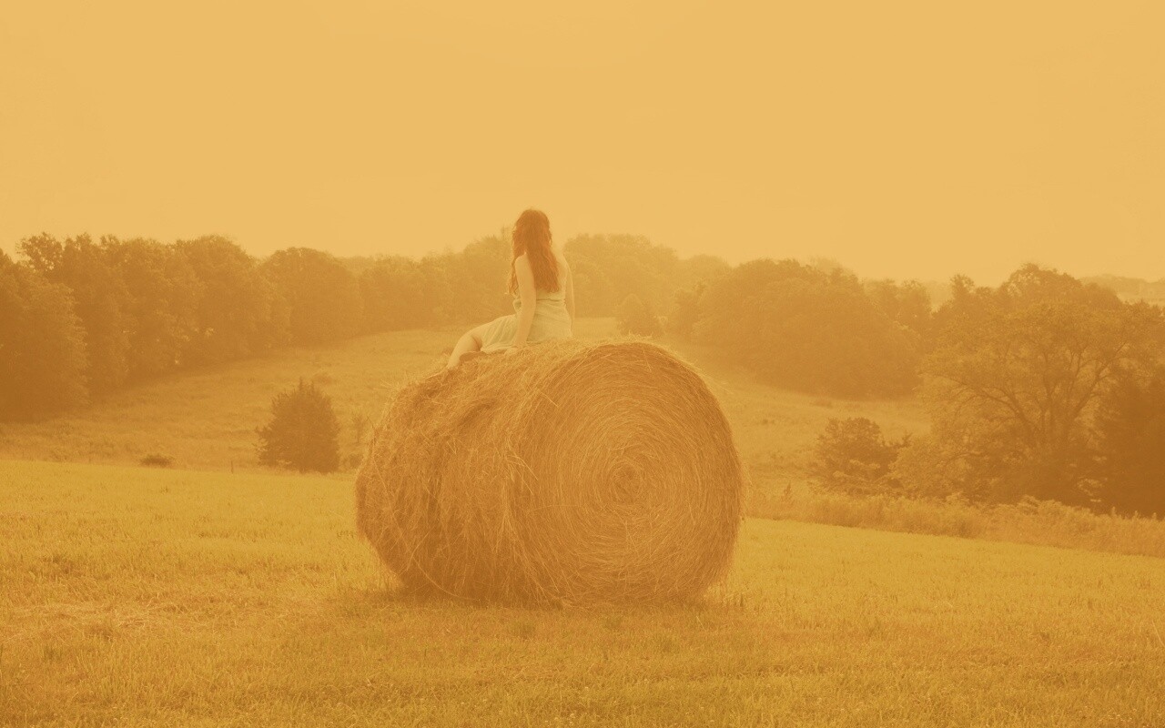 Девушка на снопе сена обои