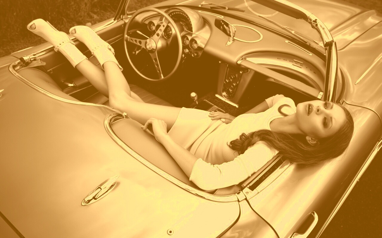 Женщина в кабриолете обои