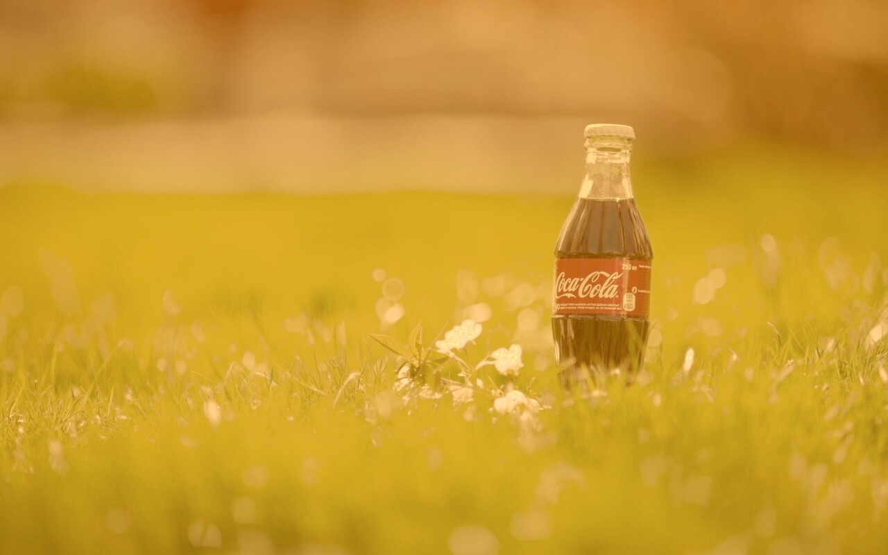 Кока-Кола на траве обои