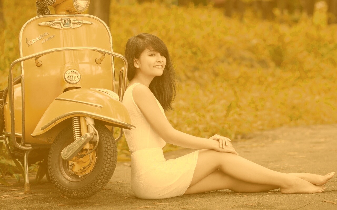 Девушка и мопед обои