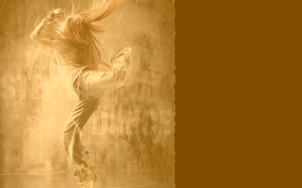 Девушка в диком танце обои