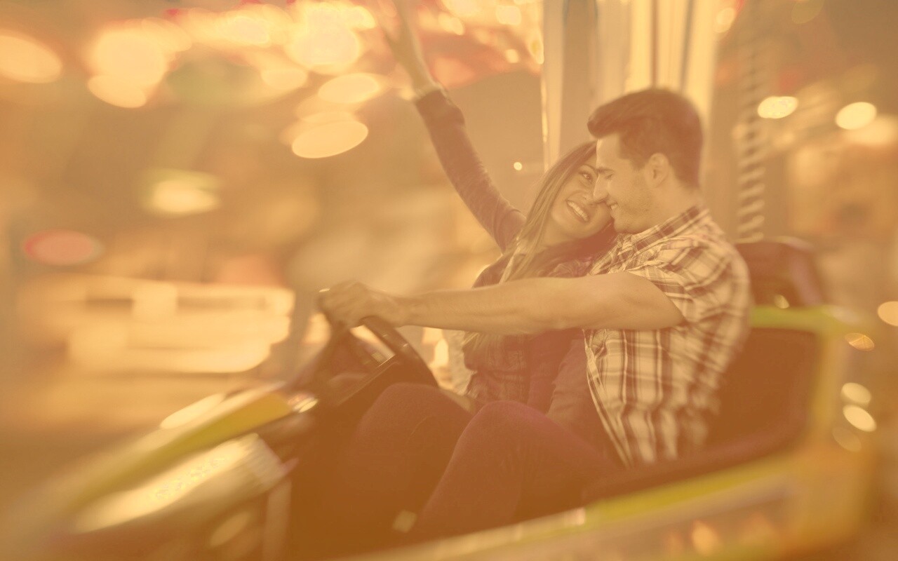 Счастливая пара на аттракционах обои