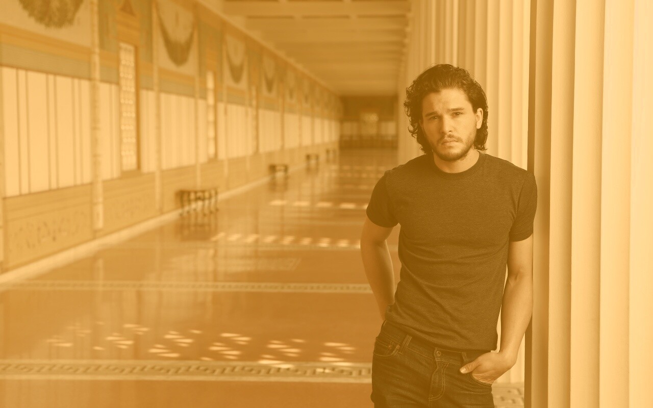 Кит Харингтон у колонны обои