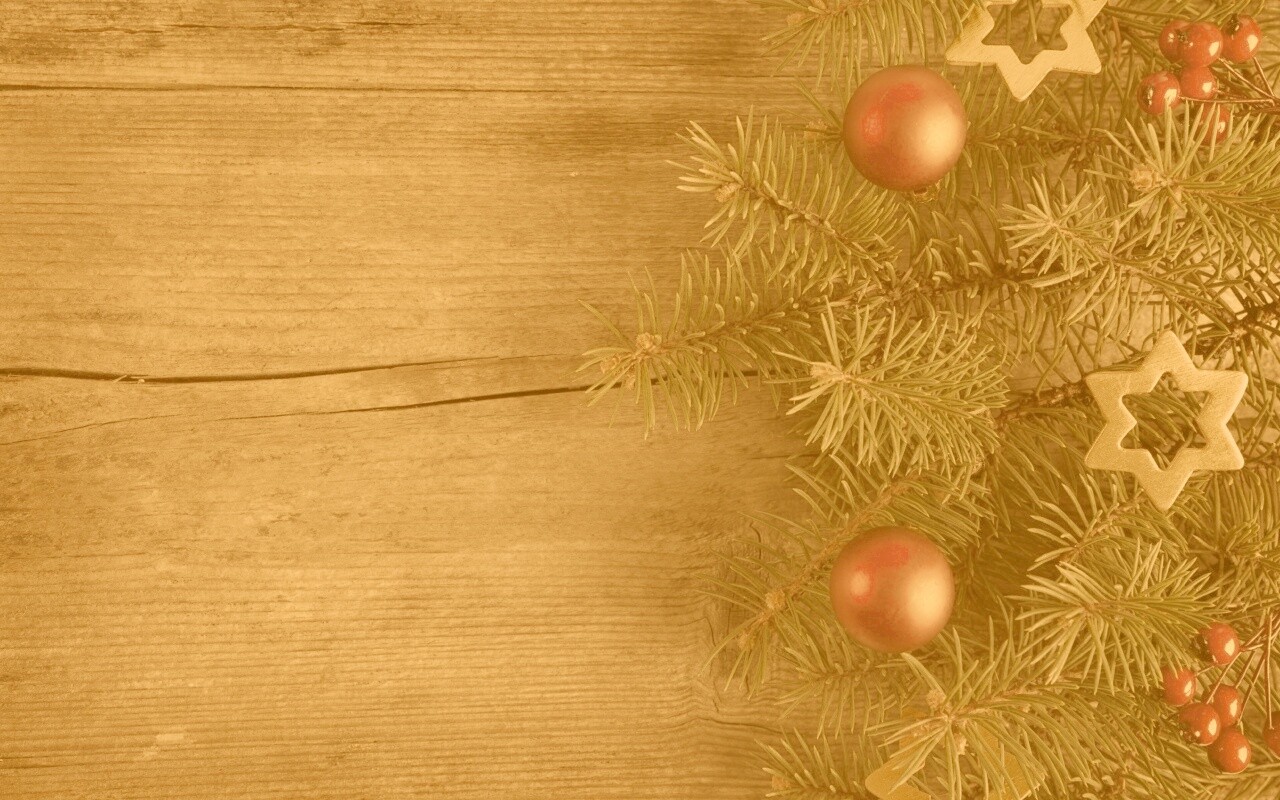 Новогодние игрушки на еловой ветке обои