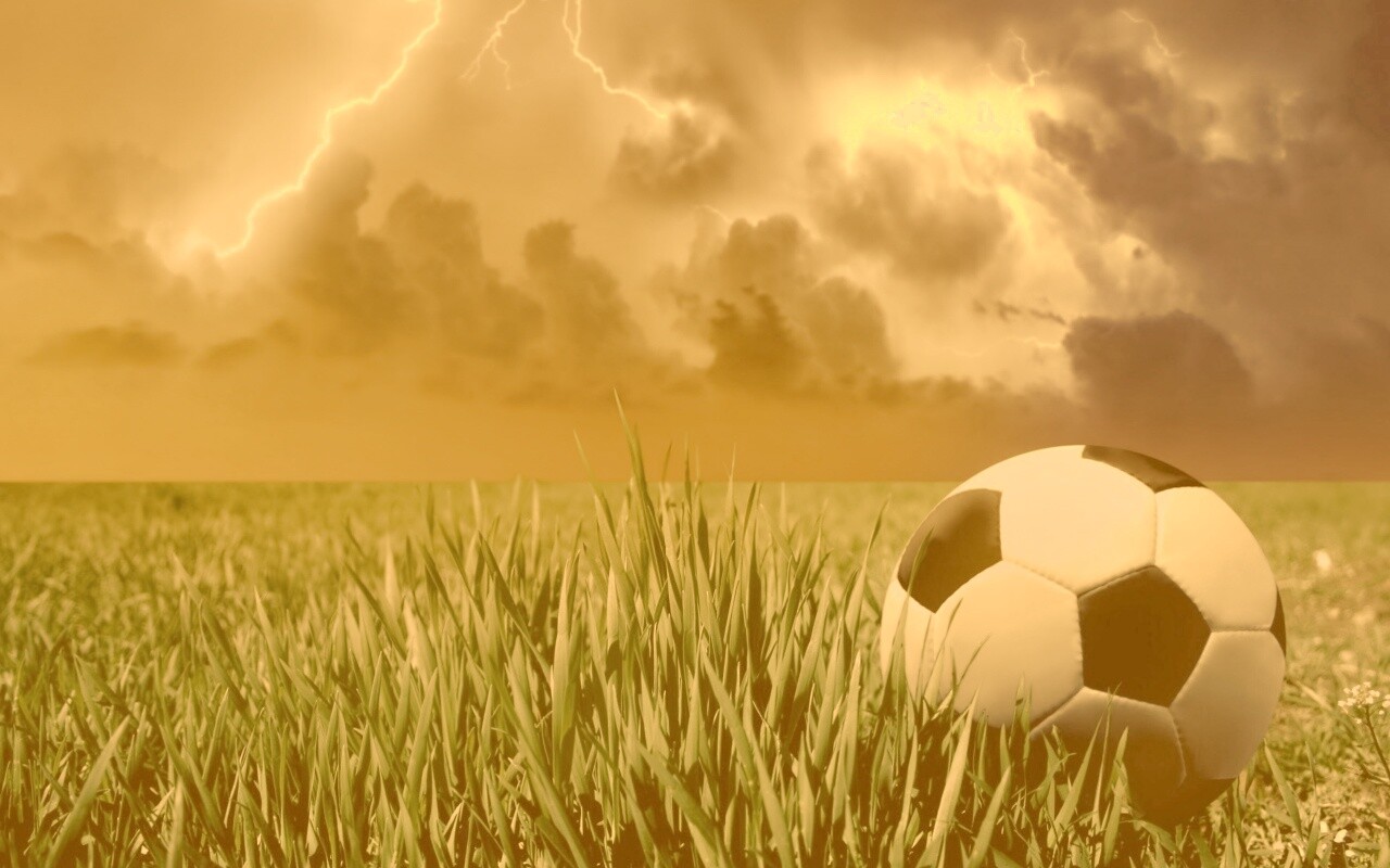 Футбольный мяч на газоне обои