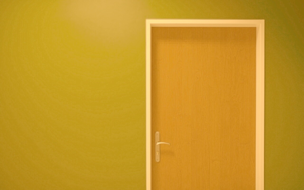 Дверь в стене обои