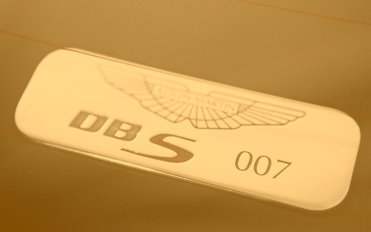 Астон Мартин Джеймса Бонда, табличка обои
