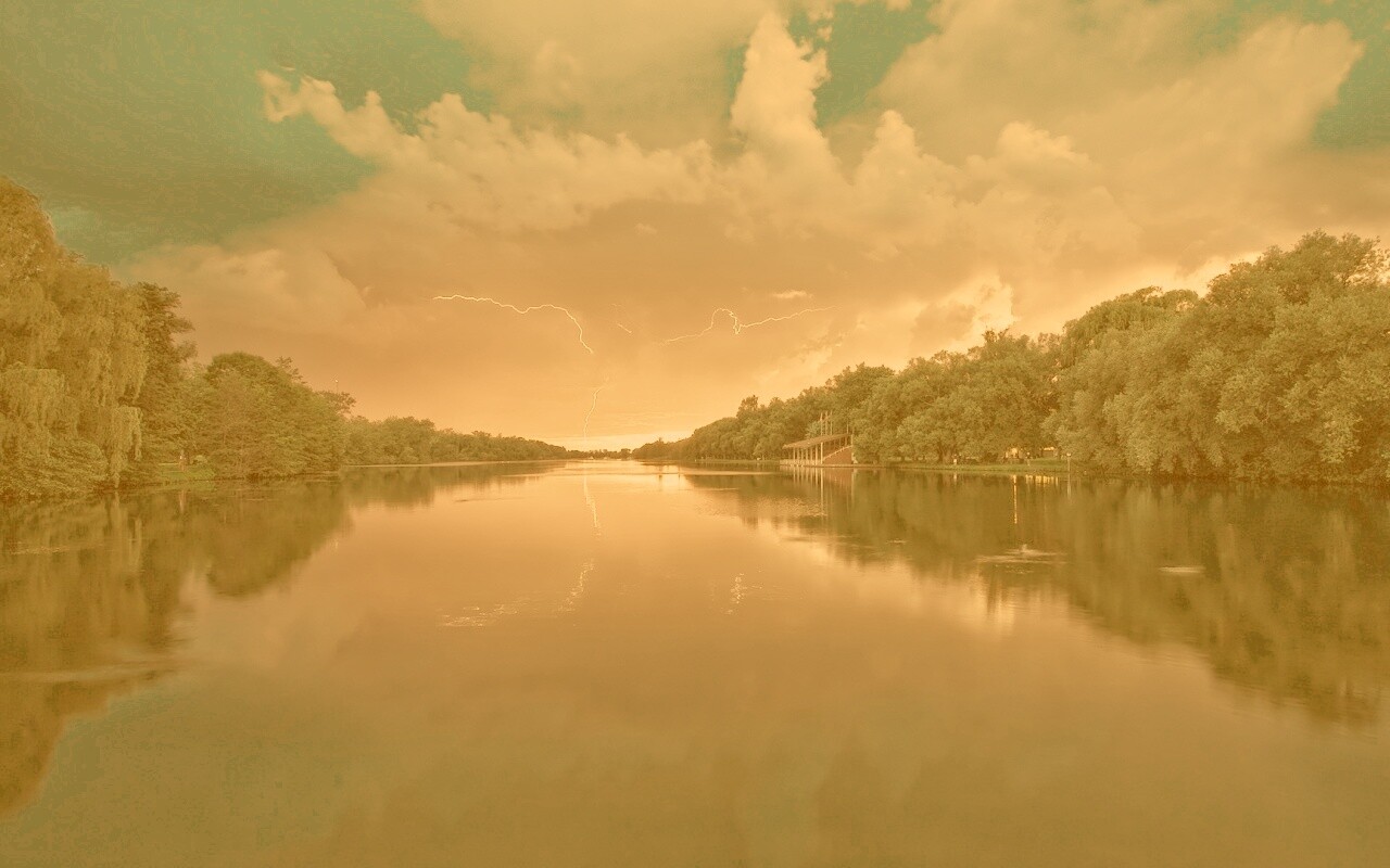 Молнии на фоне заката, стандартные обои mac обои