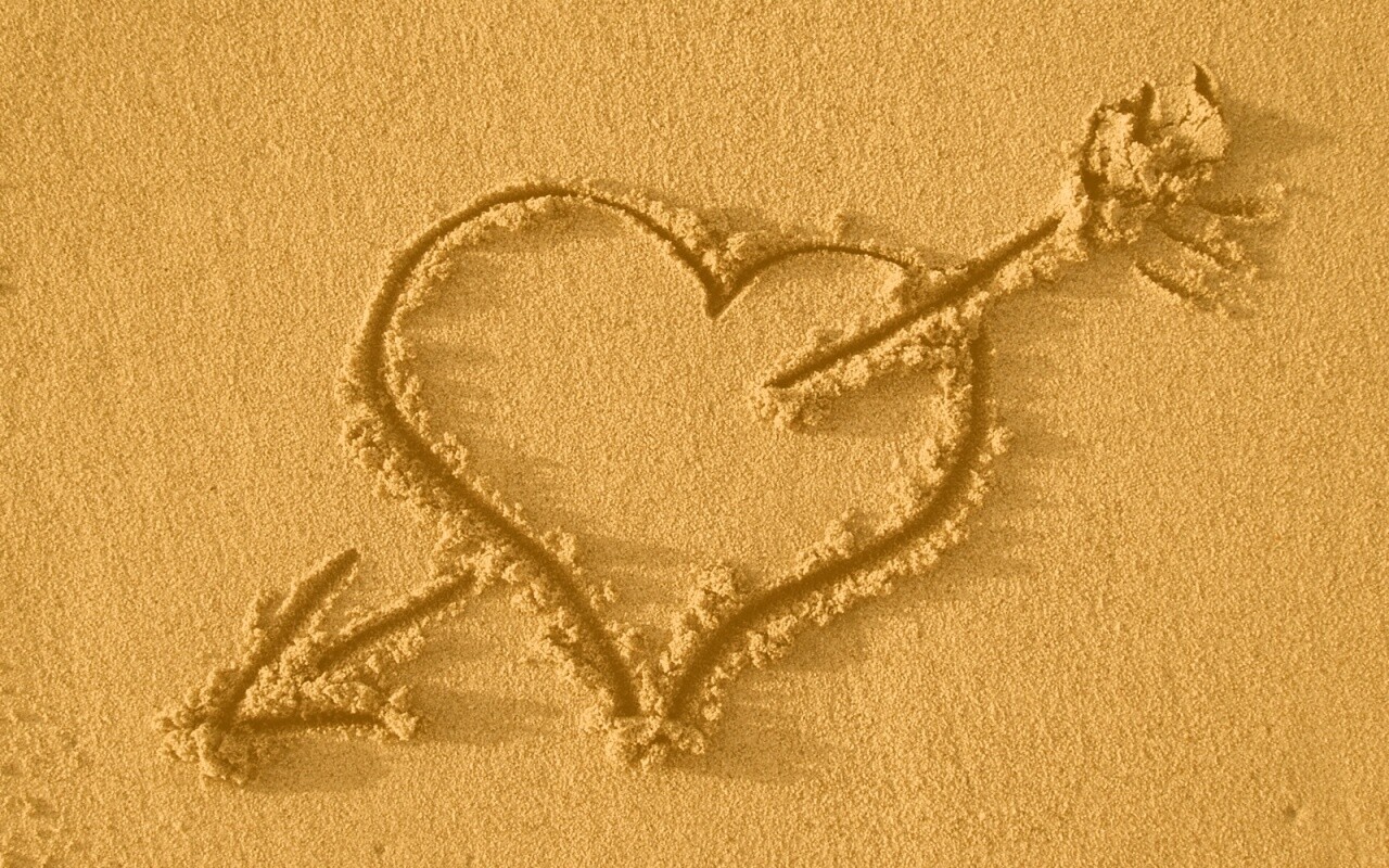 Сердце на песке обои
