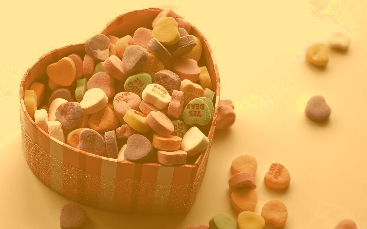 Конфеты в форме сердца обои