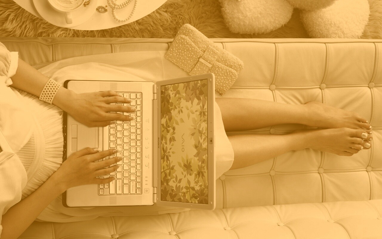 Девушка с ноутбуком vaio обои