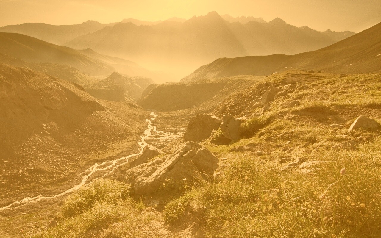 Горы и ручей обои