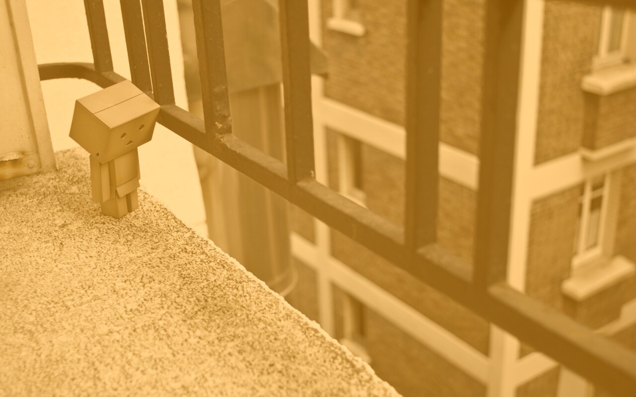 Грустный картонный человечек обои