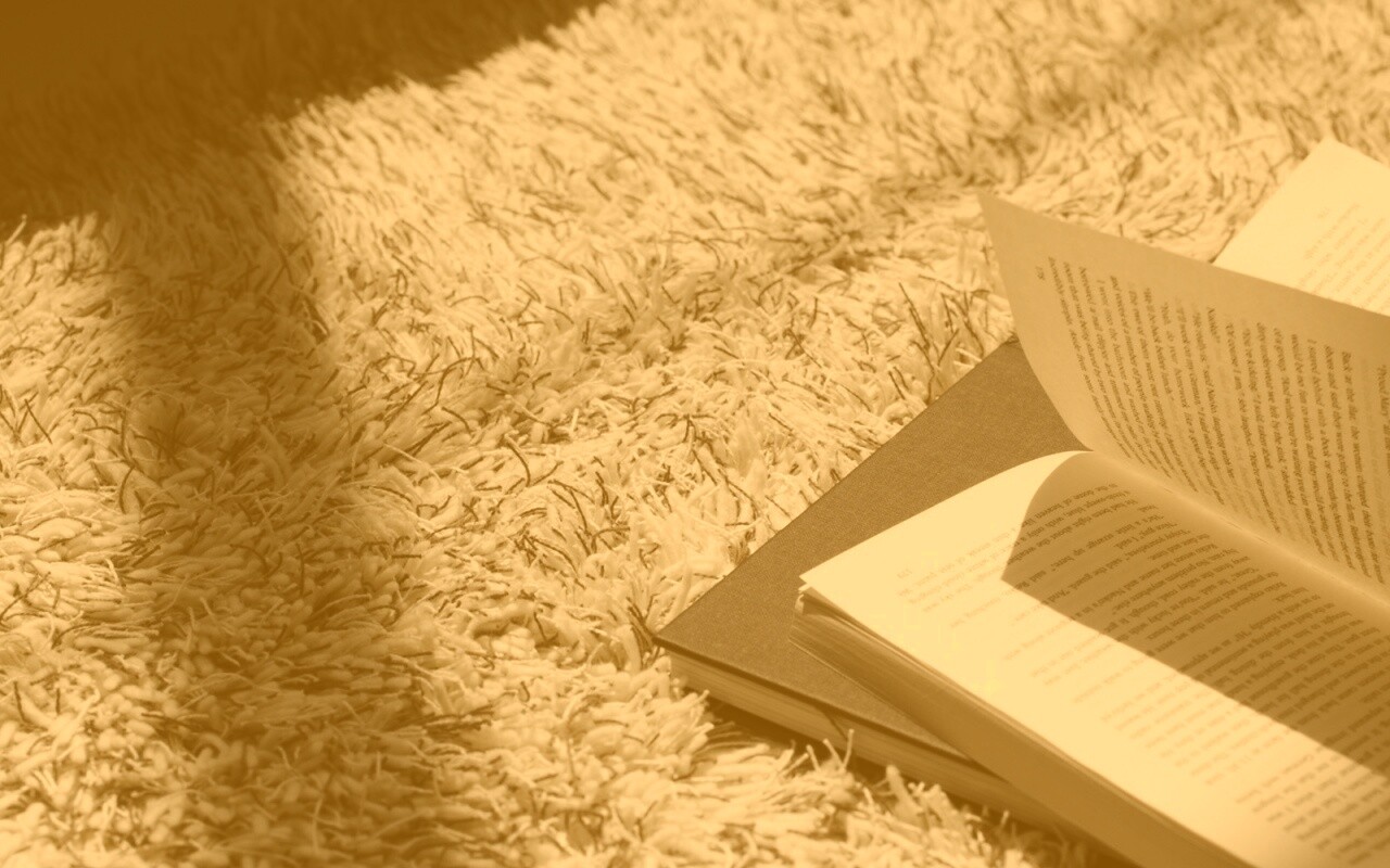 Книга на полу обои