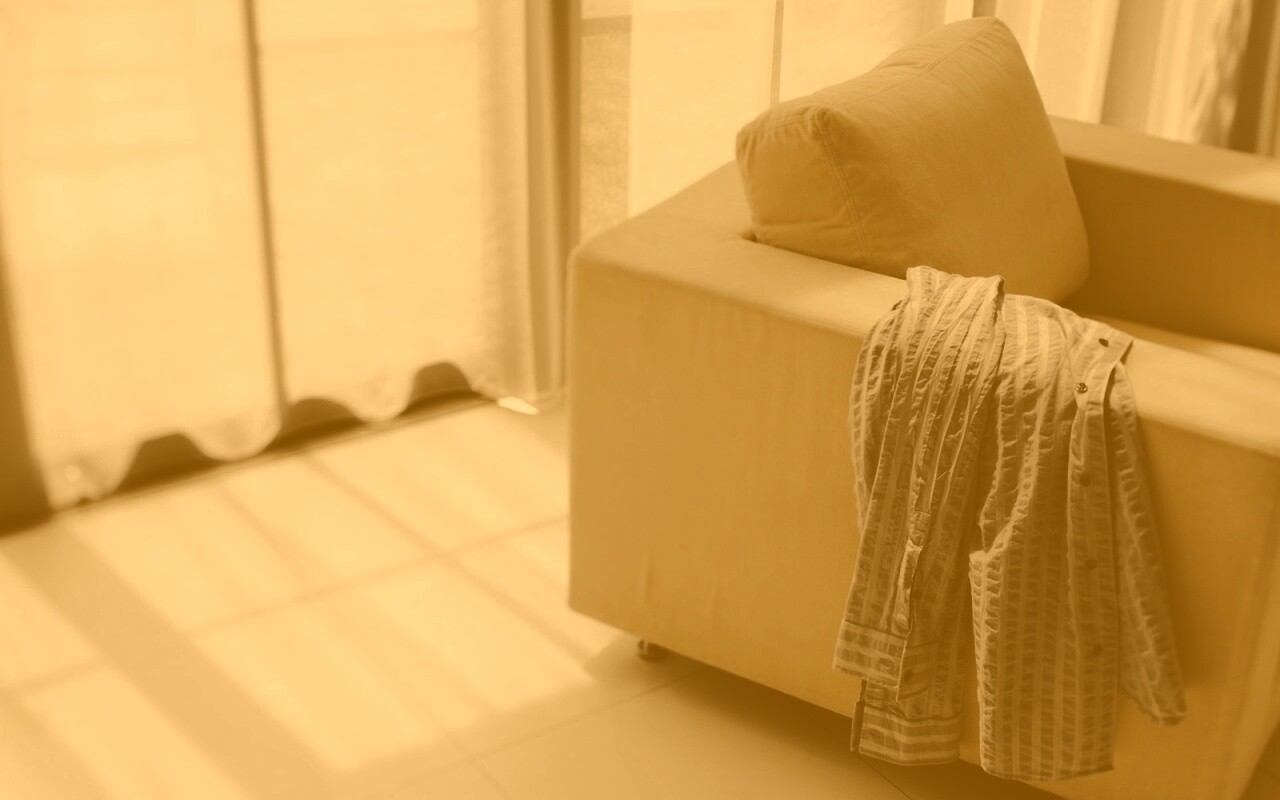 Рубашка на кресле обои